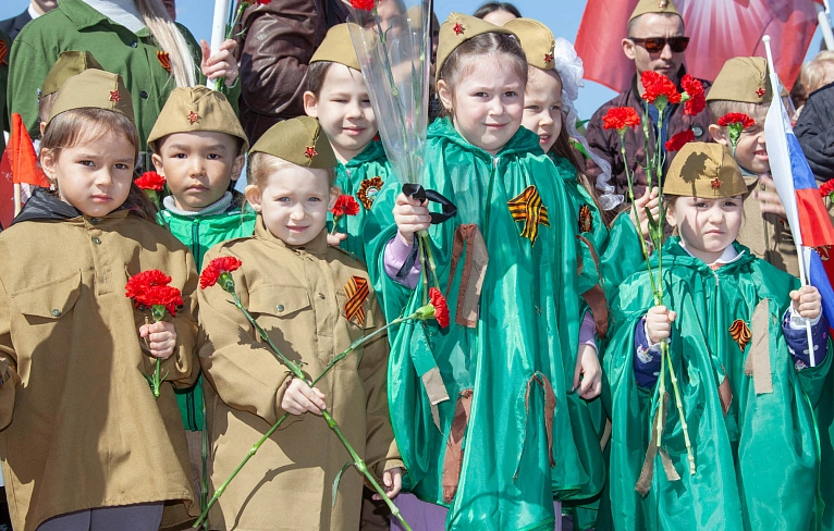 Не смолкнет слава  тех великих лет