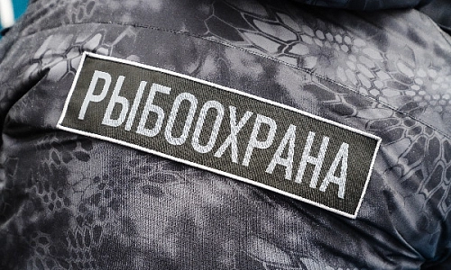 Ружьё, лодка и вода
