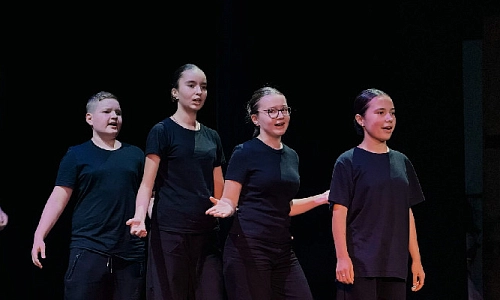 На сцене – подростки