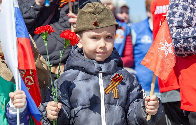 Не смолкнет слава  тех великих лет