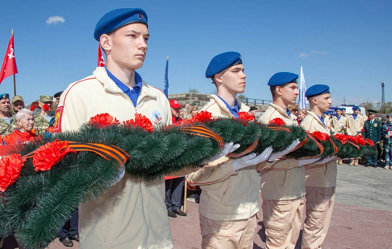 Не смолкнет слава  тех великих лет