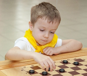 Чудо-дети играют в шашки