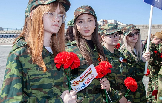 Не смолкнет слава  тех великих лет