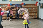 Маленькие дети на большой планете