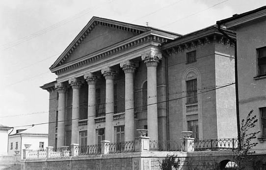 Город строился быстро