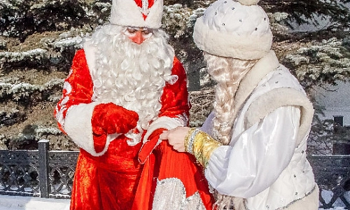 В каждом подарке – конфеты и игрушка