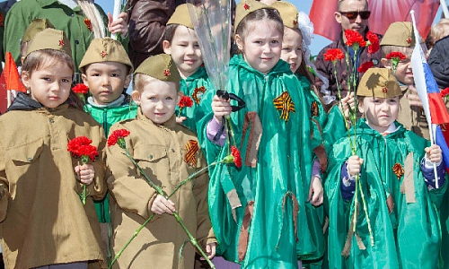 Не смолкнет слава  тех великих лет