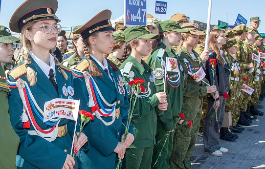 Не смолкнет слава  тех великих лет