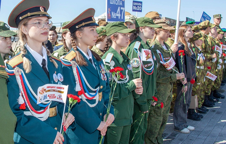 Не смолкнет слава  тех великих лет