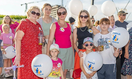 И ромашку каждому в подарок