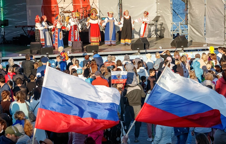 Три главных цвета страны