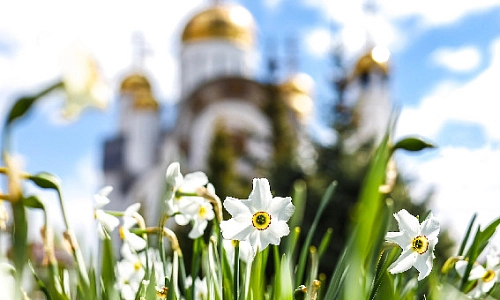 Девица косу не плетёт…