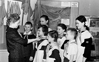 Пионеры в ленинской комнате. шк.6. апрель 1964 год Пионеры в ленинской комнате. шк.6. апрель 1964 год