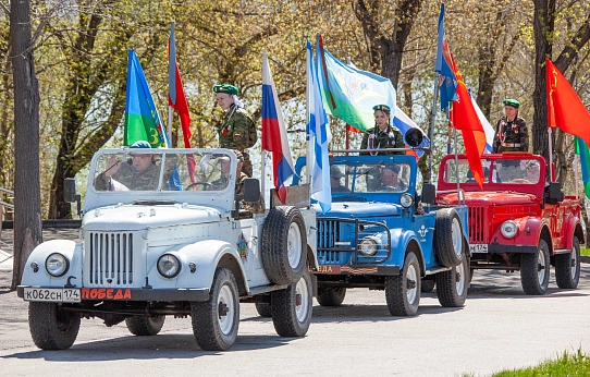 Не смолкнет слава  тех великих лет
